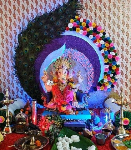 24 Ganpati Flower Decoration Ideas For 2024   Peacock Feathers And Artificial Flower Decoration For Ganpati At Home 